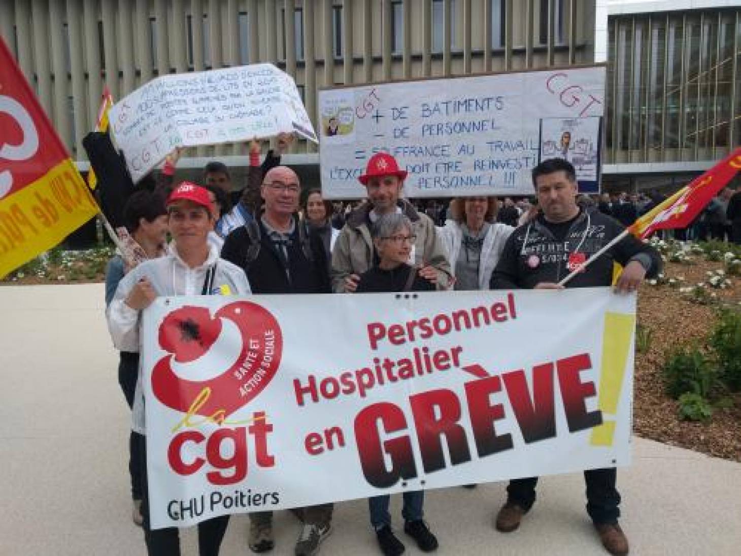 CHU - Les syndicats manifestent lors de l'inauguration de l'Agora