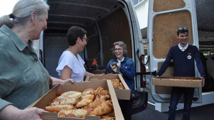 Le CFA des métiers fait un don de viennoiseries aux Restos du cœur