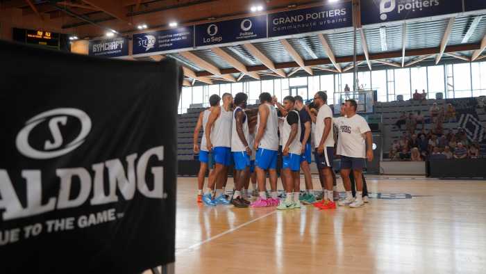 Poitiers reprend l'entraînement devant son public