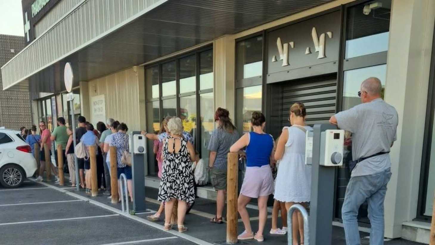 « C’est un véritable raz-de-marée » : les pharmacies face à la ruée des lunettes d’éclipse