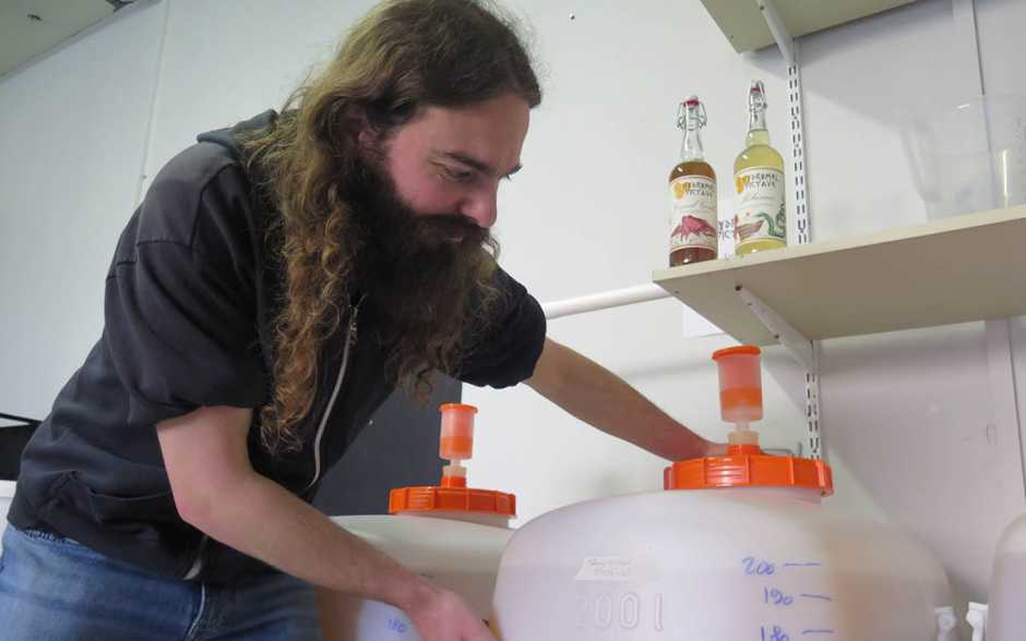 Il brasse de  l’hydromel