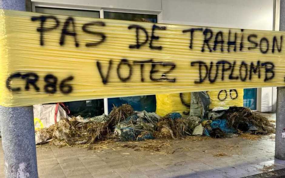 Nouvelles dégradations devant la permanence de Sacha Houlié