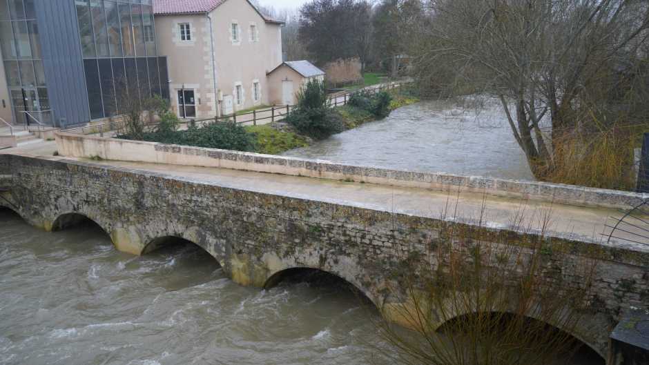 Météo : vigilance jaune renforcée aux vents, orange aux crues et trafic ferroviaire perturbé