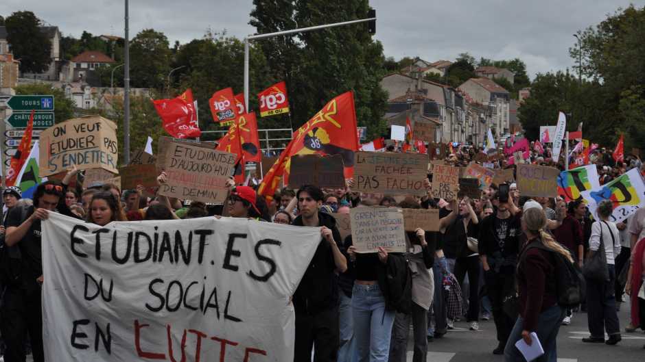 Les étudiants prennent le relais des lycéens à Poitiers