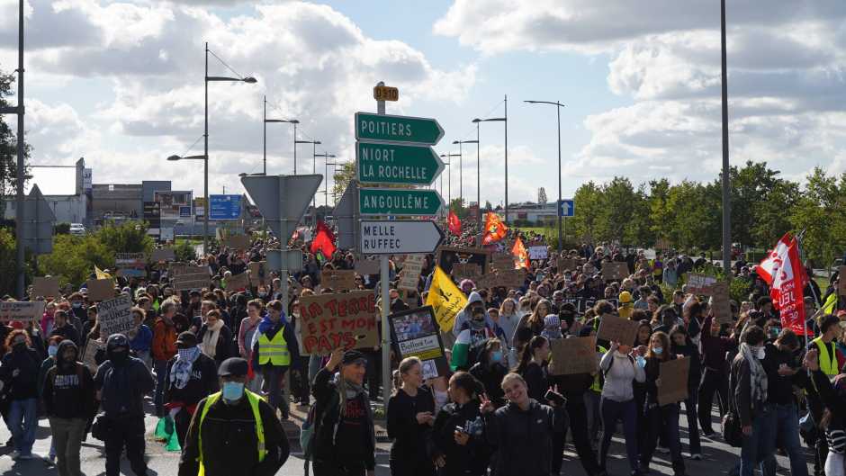 Une forte mobilisation dans le calme et des tensions en soirée à Poitiers