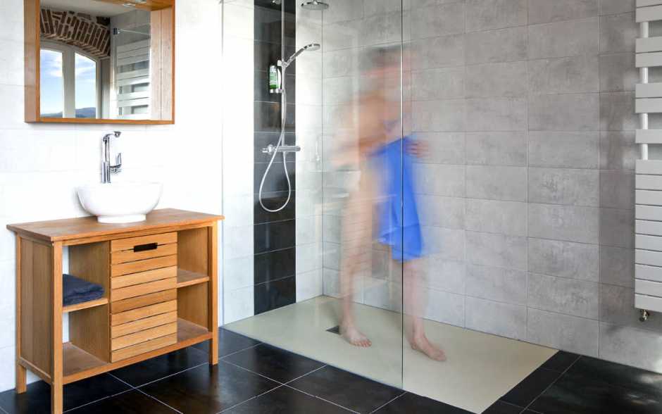 La douche ne se cache plus