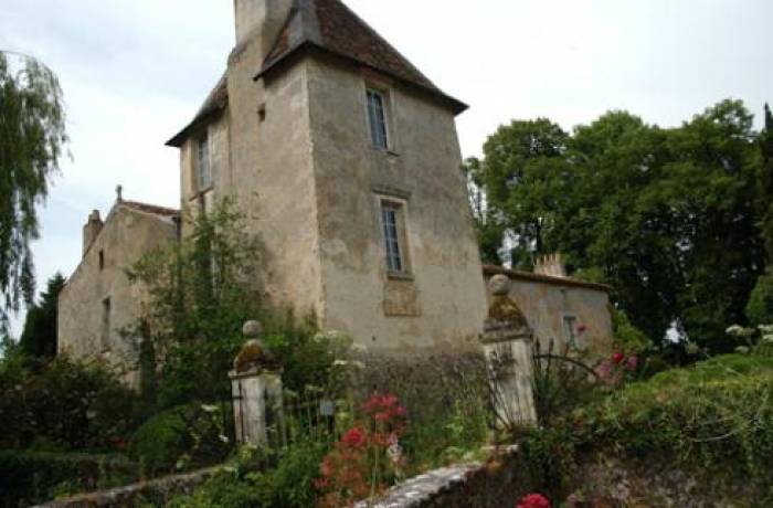 Entre prieuré et château fort