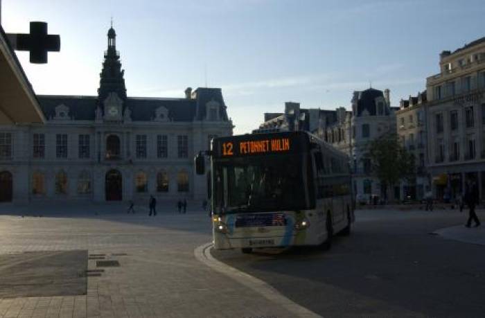 Les bus débarquent  à la mairie