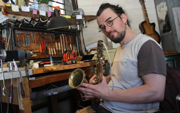 A Poitiers, Théophane Pérot répare vos instruments à vent