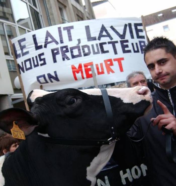 Prix du lait : les épouses manifestent