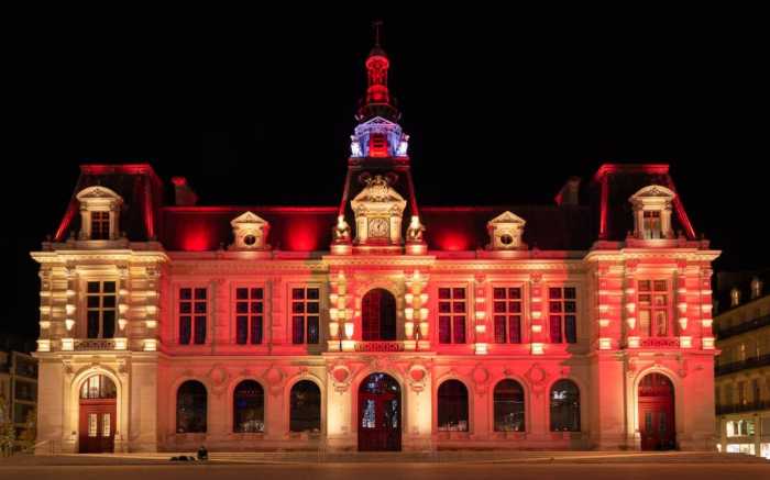 La mairie de Poitiers éclairée en rouge pour alerter sur l'urgence climatique