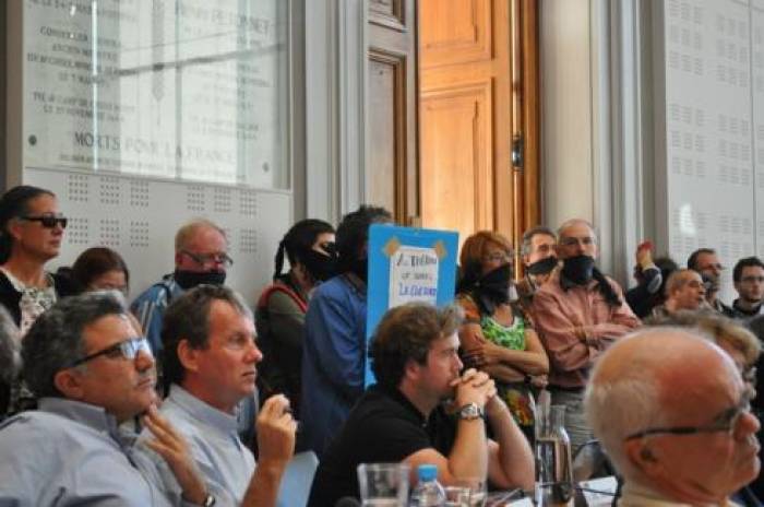 Le théâtre vendu dans un silence… pesant