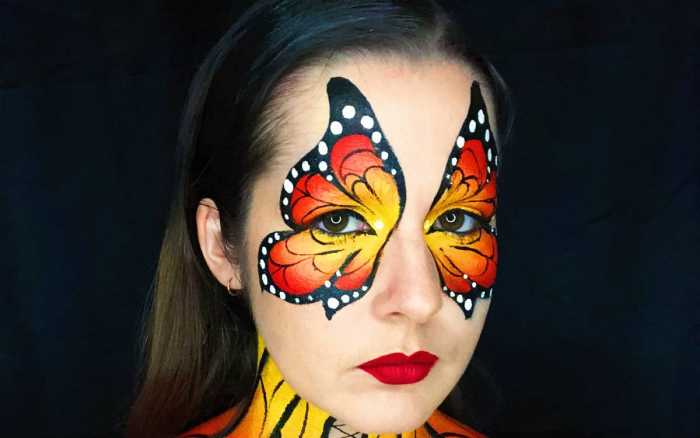 Le face painting a un visage