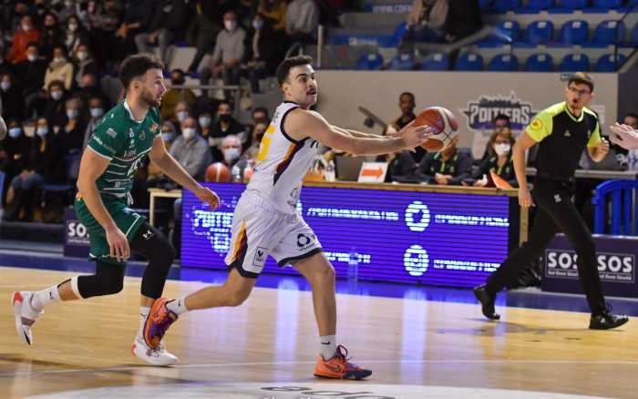 Basket - Marius Chambre prolonge à Poitiers