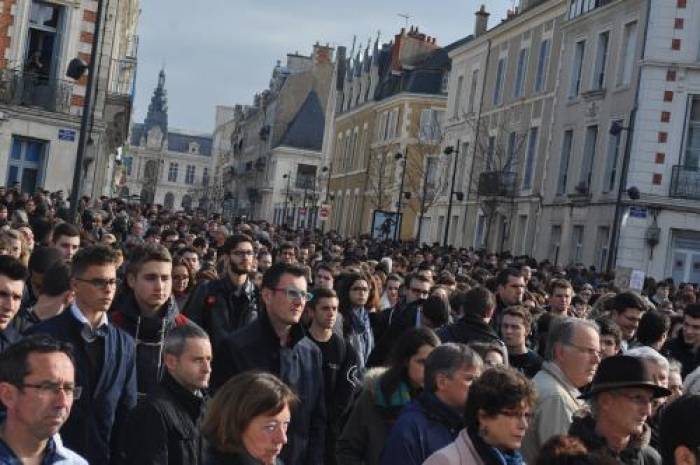 Vibrant hommage devant la préfecture