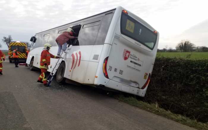 Gençay - Un car scolaire dans le fossé