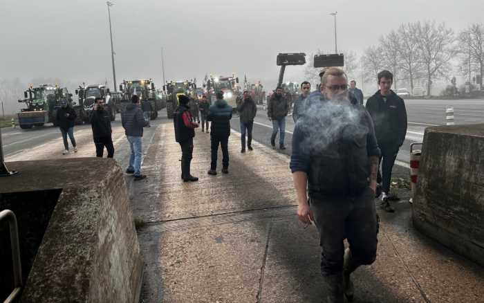 L'A10 bloquée par les agriculteurs à Poitiers