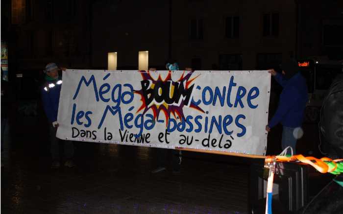 Une "méga-boum" contre les méga-bassines hier soir à Poitiers