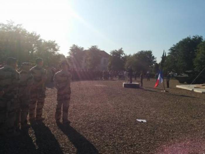 Jean-Yves Le Drian salue les soldats du RICM