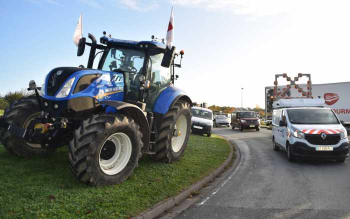 Anti et pro-bassines dans les rues de Poitiers vendredi