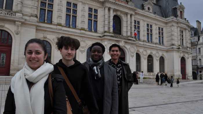 Municipales : les étudiants face aux candidats