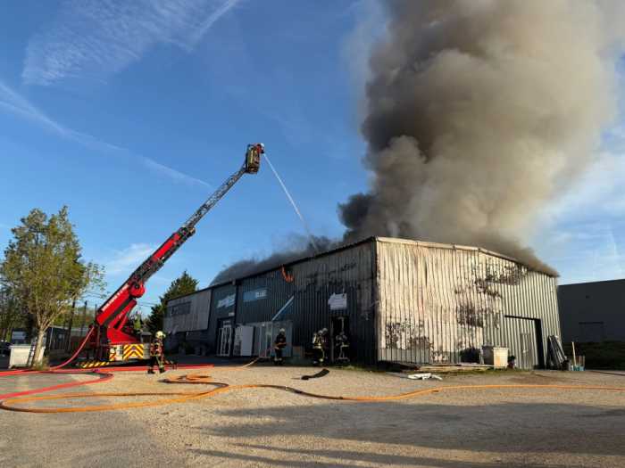 Fontaine-le-Comte : un local commercial en feu
