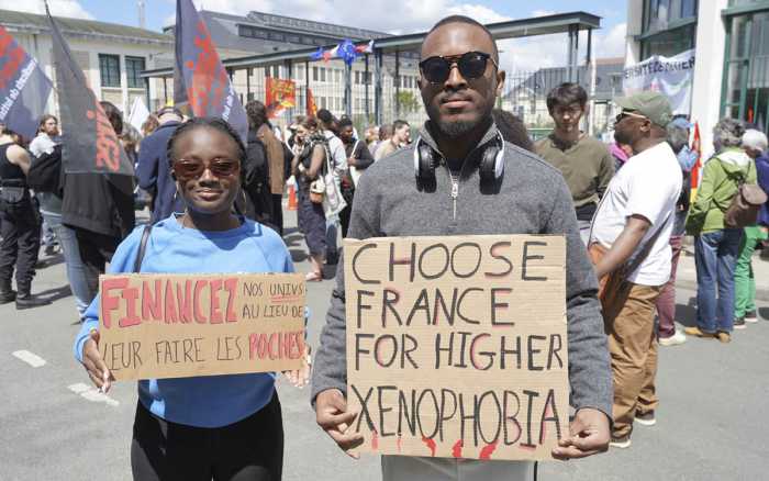 Les étudiants internationaux frappés au porte-monnaie