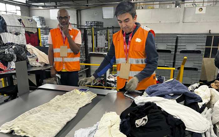 Comment les vêtements se  transforment en matière première