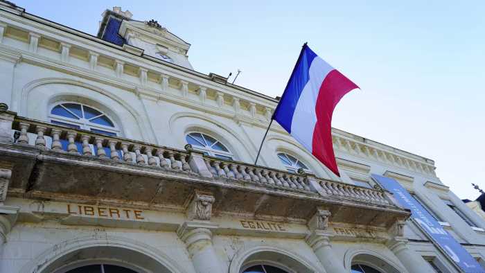 Des rassemblements devant les mairies après les violences du week-end
