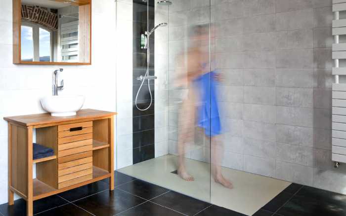 La douche ne se cache plus