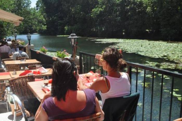 A table, les pieds dans l'eau