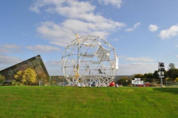 Futuroscope : la boule prend forme !