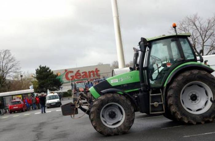 Du fumier sur le parking de Géant Casino